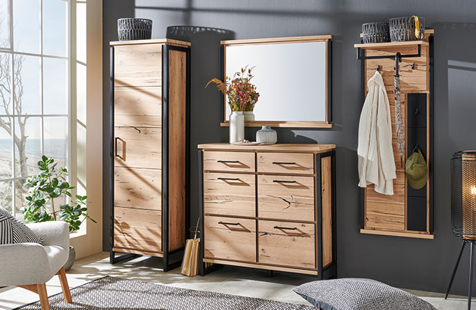 Flurmöbel in heller Holzoptik mit schwarzem Rahmen und Griffen