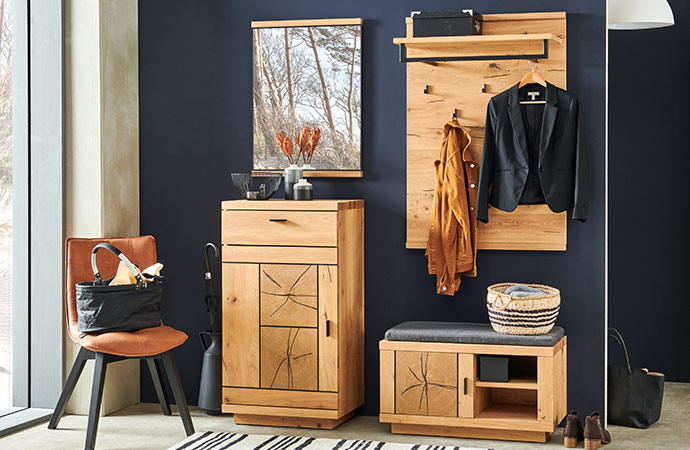 Garderobenmöbel in Holzoptik mit Hirnholz-Akzenten