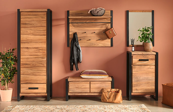 Flurmöbel in Holzoptik mit markanten, dunklen Metallrahmen