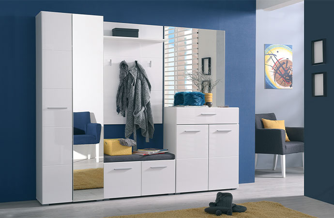 Klassische, weiße Flurmöbel