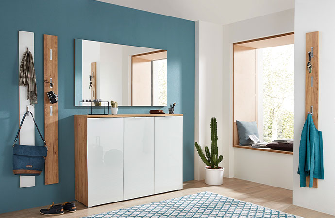 Flurmöbel in Weiß hochglänzend und Eichenoptik 