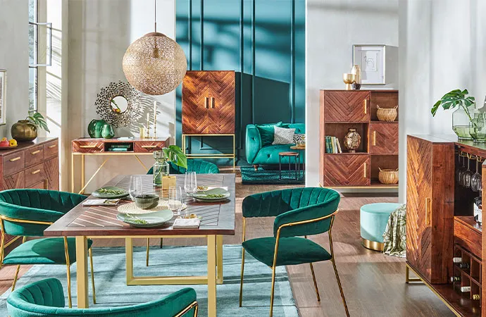 Esszimmermöbel mit Retro-Charme, dunkles Akazienholz und goldfarbene Akzente