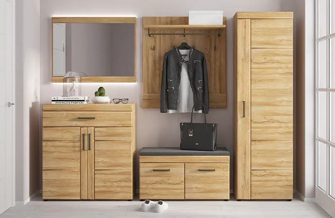 Geradlinige Flurmöbel in rustikalem Holzdekor