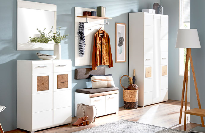 Moderne Flurmöbel in Weiß mit Hirnjolzakzenten