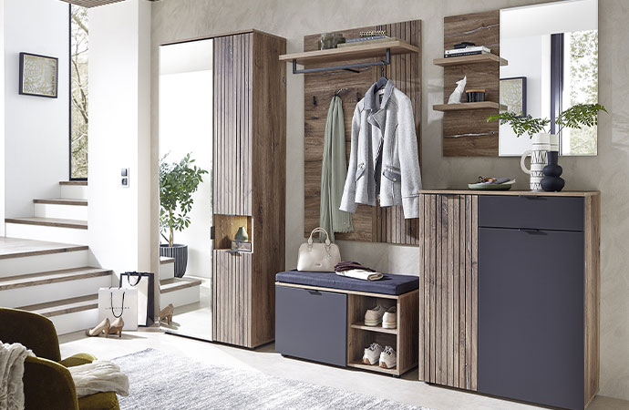 Flurmöbel in grau-brauner Holz-Optik mit dunkelgrauen Akzent-Fronten