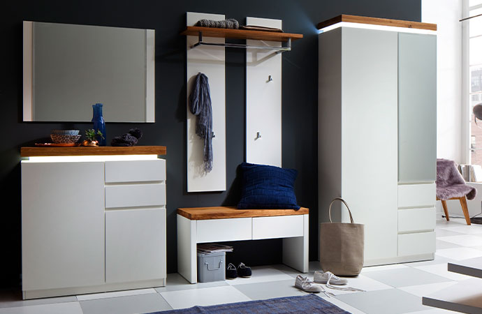 Geradlinige Flurmöbel in Weiß, Deckplatte Holzoptik, LED-Beleuchtung unter Deckplatte