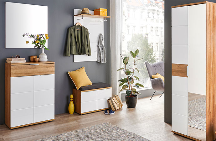 Moderne Flurmöbel in Weiß und Akzenten in Holz-Dekor