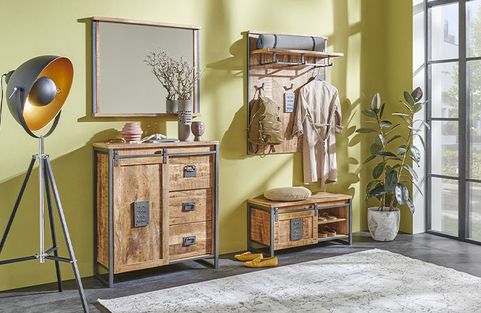 Flurmöbel im Industrial-Look, rustikales Mangoholz und dunkle Metallrahmen