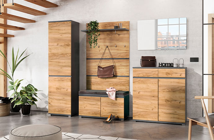 Moderne Flurmöbel in Holz-Dekor und grauen Absetzungen