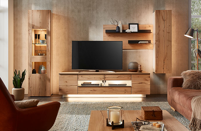 Möbelserie in Holzoptik mit Beleuchtungs-Akzenten