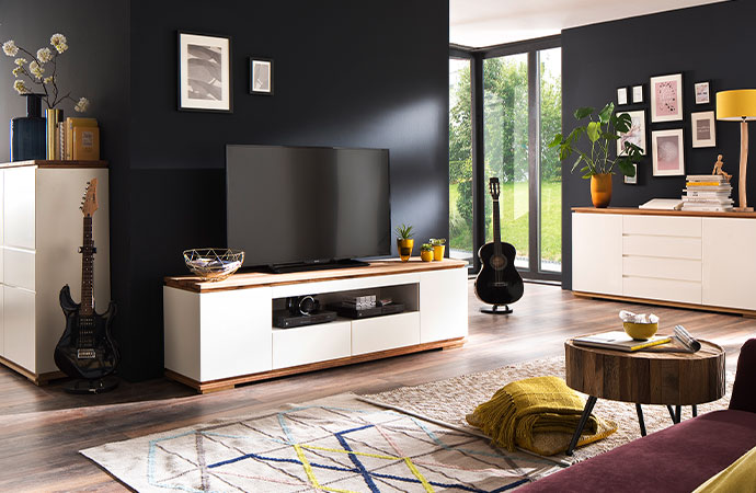 Grifflose Serie für den Wohnraum in Weiß mit Deckplatte aus Holz