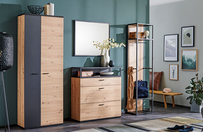 Moderne Garderobenmöbel in Holzoptik mit dunkelgrauen Akzenten