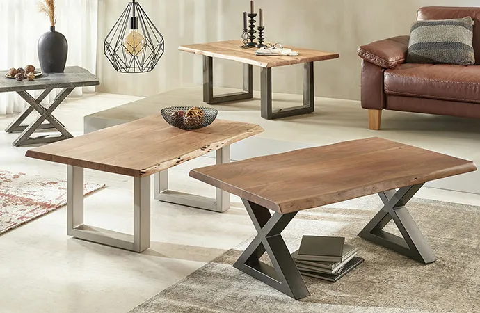 Couchtische mit grauer und brauner Holzplatte mit Baumkante, dunkles Metallgestell in X-Form, helles Metallgestell in U-Form