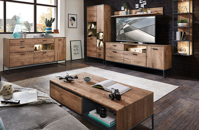 Wohnzimmermöbel in Holzdekor mit schwarzen Metallrahmen