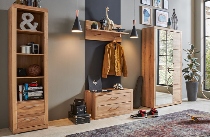 Geradlinige Garderobemöbel in Holzoptik