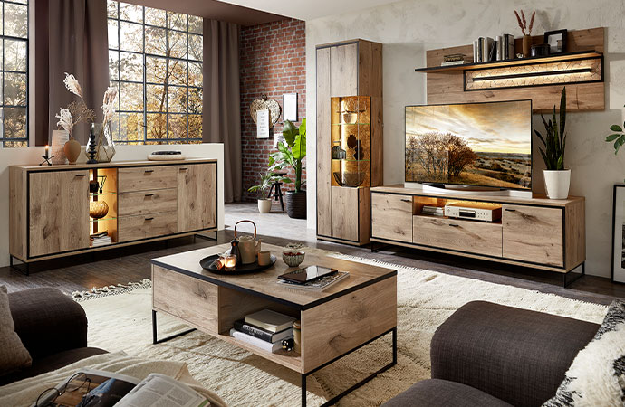 Wohnzimmermöbel in markanter Holz-Optik mit schwarzen Metallrahmen