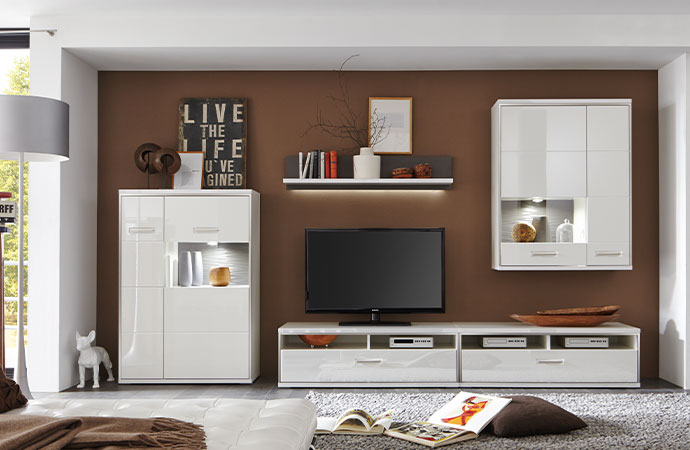 Puristische weiße Wohnzimmermöbel mit Hochglanzfronten