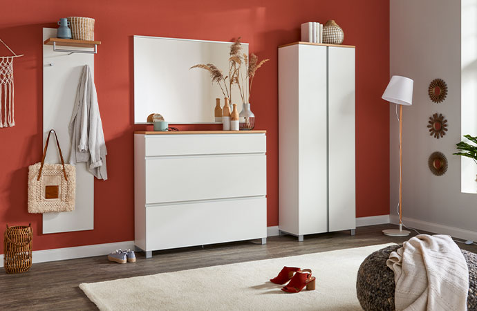Moderne, grifflose Flurmöbel in Weiß