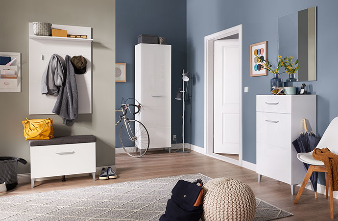 Weiße Flurmöbel mit silberfarbenen Griffen