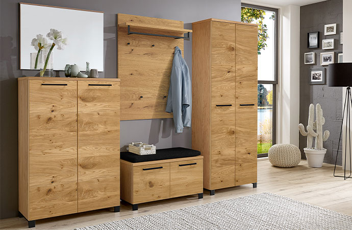 Geradlinige Flurmöbel in Kernbuchenoptik 