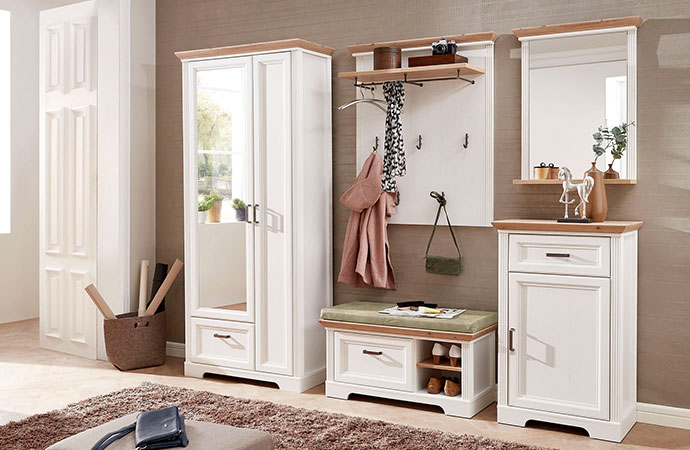 Weiße Landhausmöbel mit Kassettenfronten für den Flur