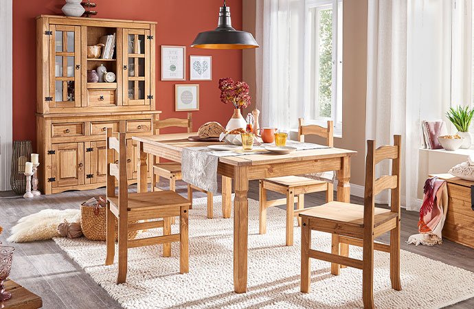 Landhausmöbel mit mediterraner Note, Holz mit schwarzen Beschlägen