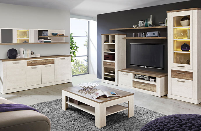 Wohnzimmermöbel in heller Holzoptik mit dunklen Holz-Dekor-Akzenten