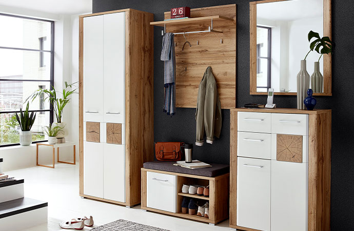 Flurmöbel mit Weißen Fronten, Akzenten in Hirnholz-Optik, Korpus Holz-Dekor