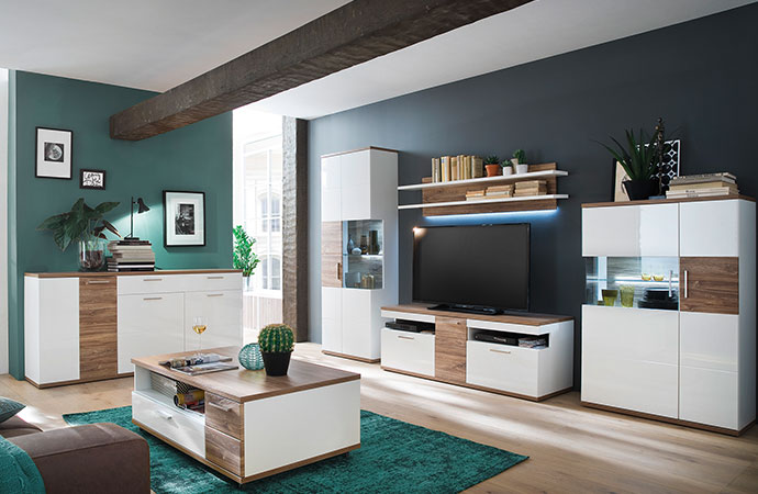 Geradlinige Möbelserie in Weiß mit Absetzungen in Eiche-Dekor