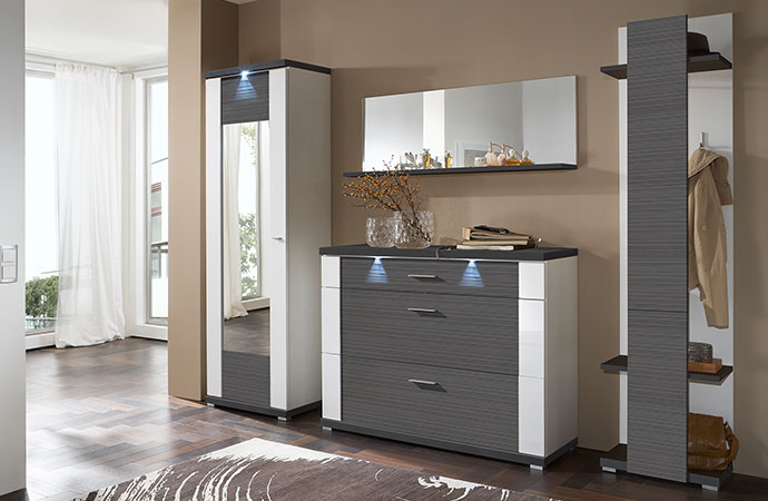 Flurmöbel mit geriffelten Fronten in Dunkelgrau, weiße Akzente