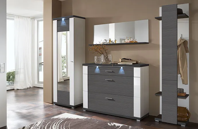 Flurmöbel mit geriffelten Fronten in Dunkelgrau, weiße Akzente
