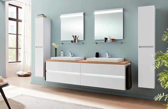 Moderne, geradlinige Badmöbel in Weiß, grifflose Fronten, Waschtischschrank mit beleuchteter Griffmulde