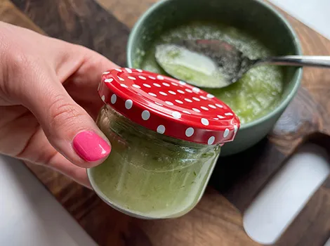 Gurkenpeeling im Glas