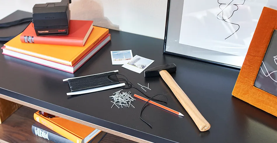 Nägel, Hammer, Gummibänder