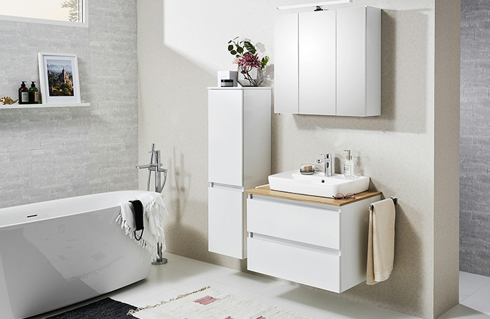 Minimalistische, grifflose Badmöbel in Weiß