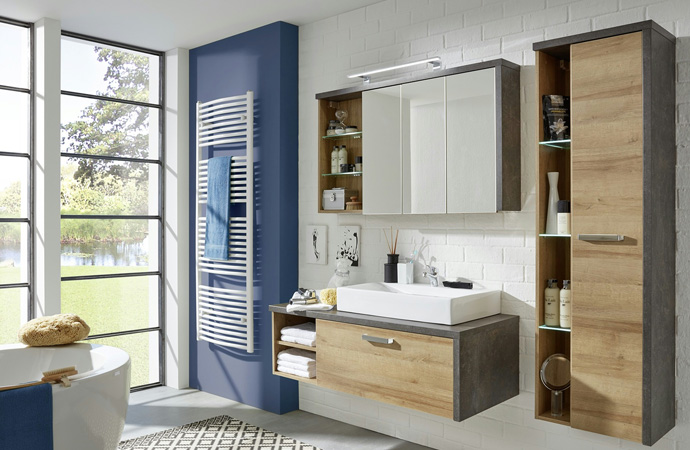 Badmöbel in Holzoptik und Grau 