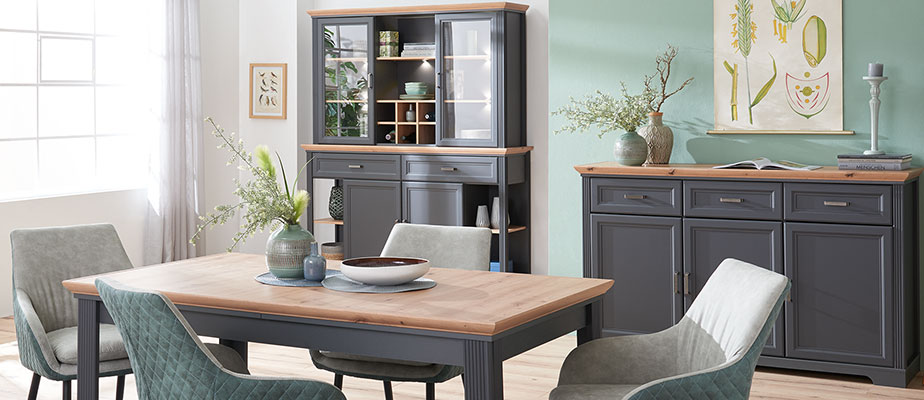 Esszimmer mit Tisch und Stühlen, Buffetschrank und Sideboard