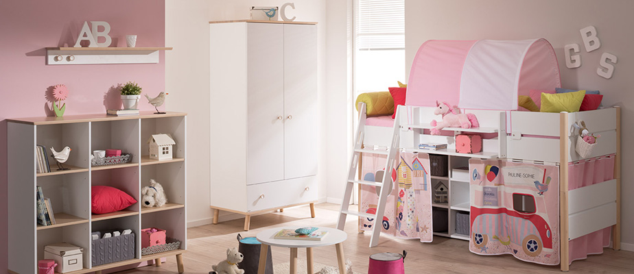 Kinderzimmer mit Möbeln in Weiß mit Holzakzenten