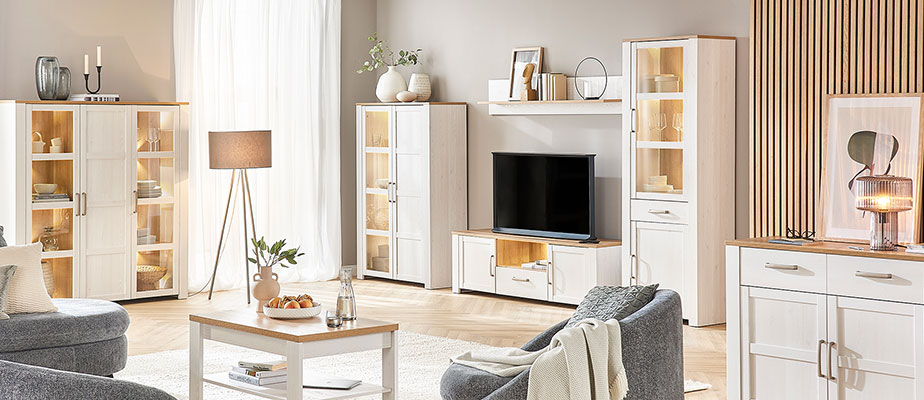 Wohnzimmer mit weißen Möbeln im Landhaus-Stil mit Rahmenfronten