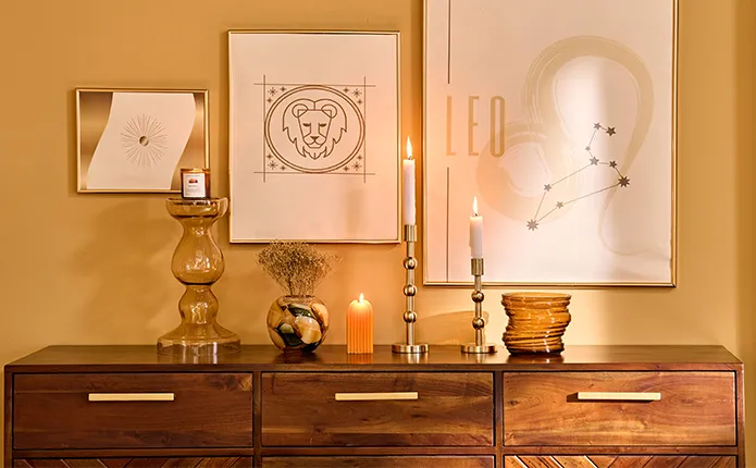 Holz-Kommode mit goldener Deko wie Kerzenständer und Vasen