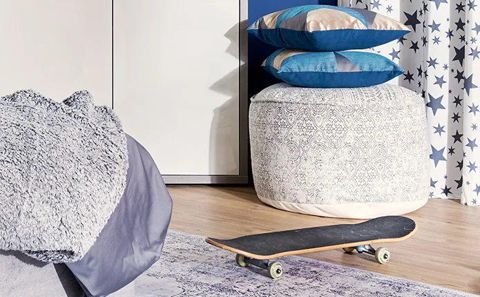 Pouf mit blauen Kissen, Skateboard