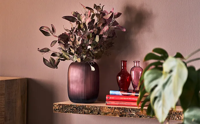Wandregal aus Holz mit Baumrinde, Vase mit Trockenpflanzen