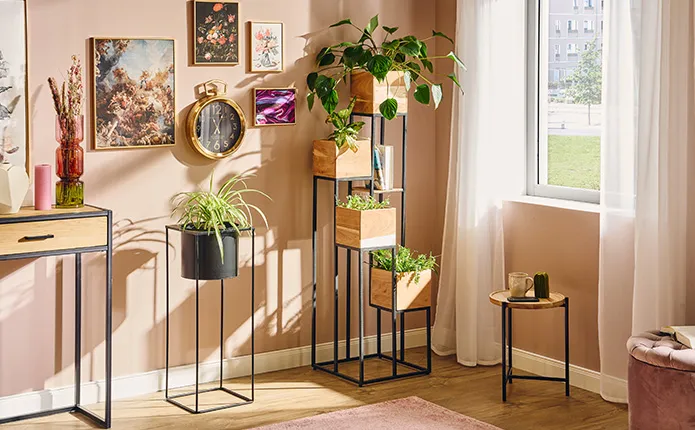 Blumenständer in schwarz und Holz in der Ecke