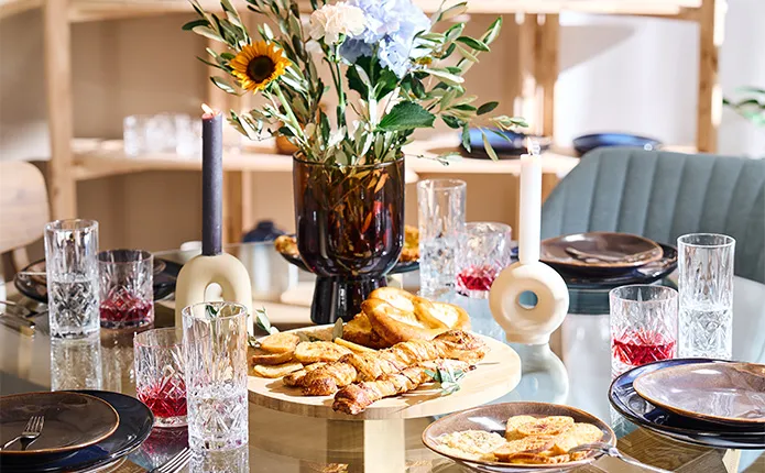 Gedeckter Tisch mit Drehteller und verschiedenen Snacks