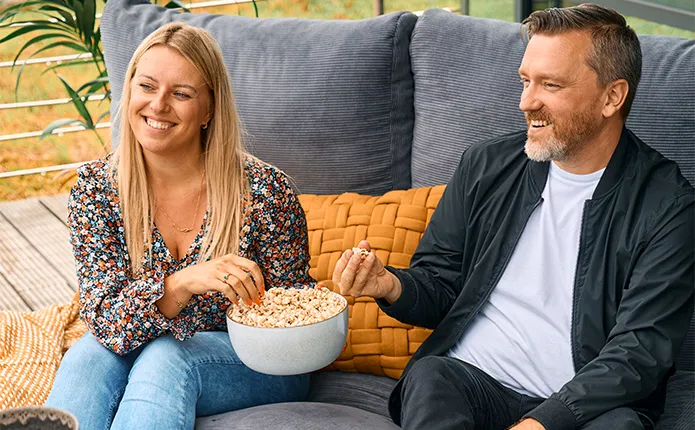Zwei Menschen essen Popcorn