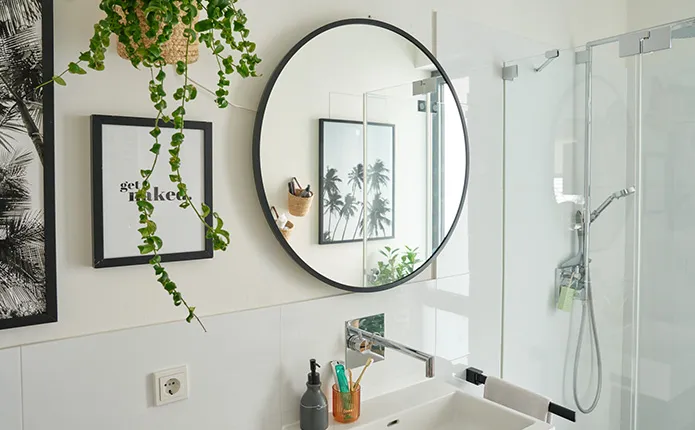 Ovaler Spiegel mit dünnem, schwarzem Rahmen