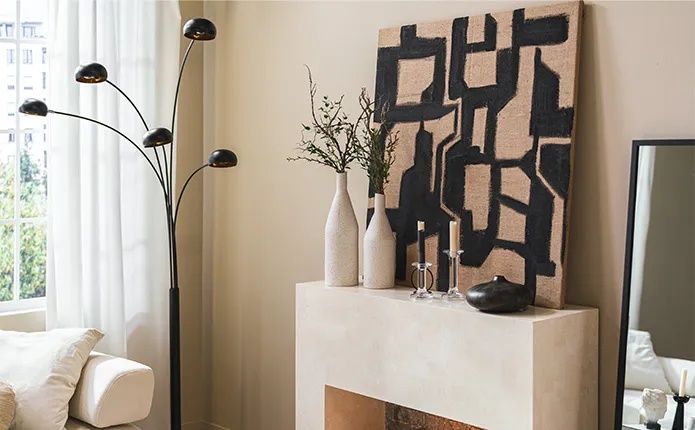 Schwarze Stehleuchte, Vasen und Kerzenständer auf Kamin