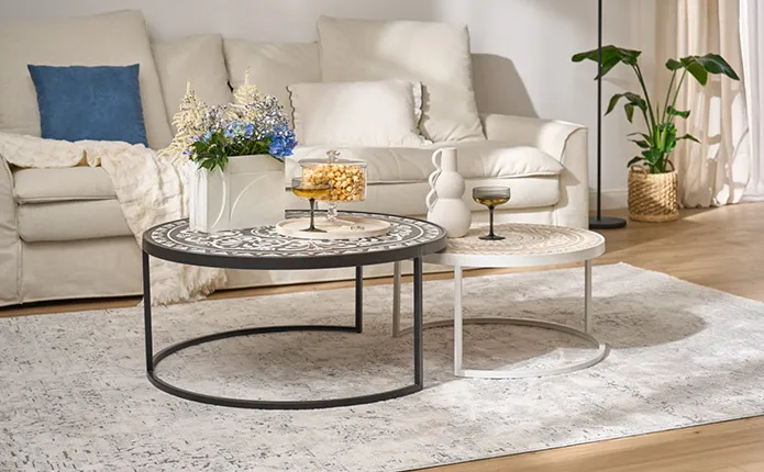 Zwei runde Couchtische mit Muster