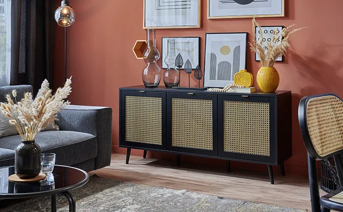 Sideboard mit Rattangeflecht, Deko und Wandbilder