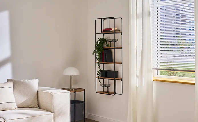 Wandregal im Industrial Design aus Holz mit schwarzem Stangen